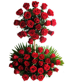 Two Tier Arrangement of 100 red roses cake delivery Delhi